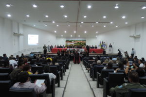 Pessoas sentadas em auditório