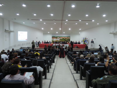 Pessoas sentadas em auditório