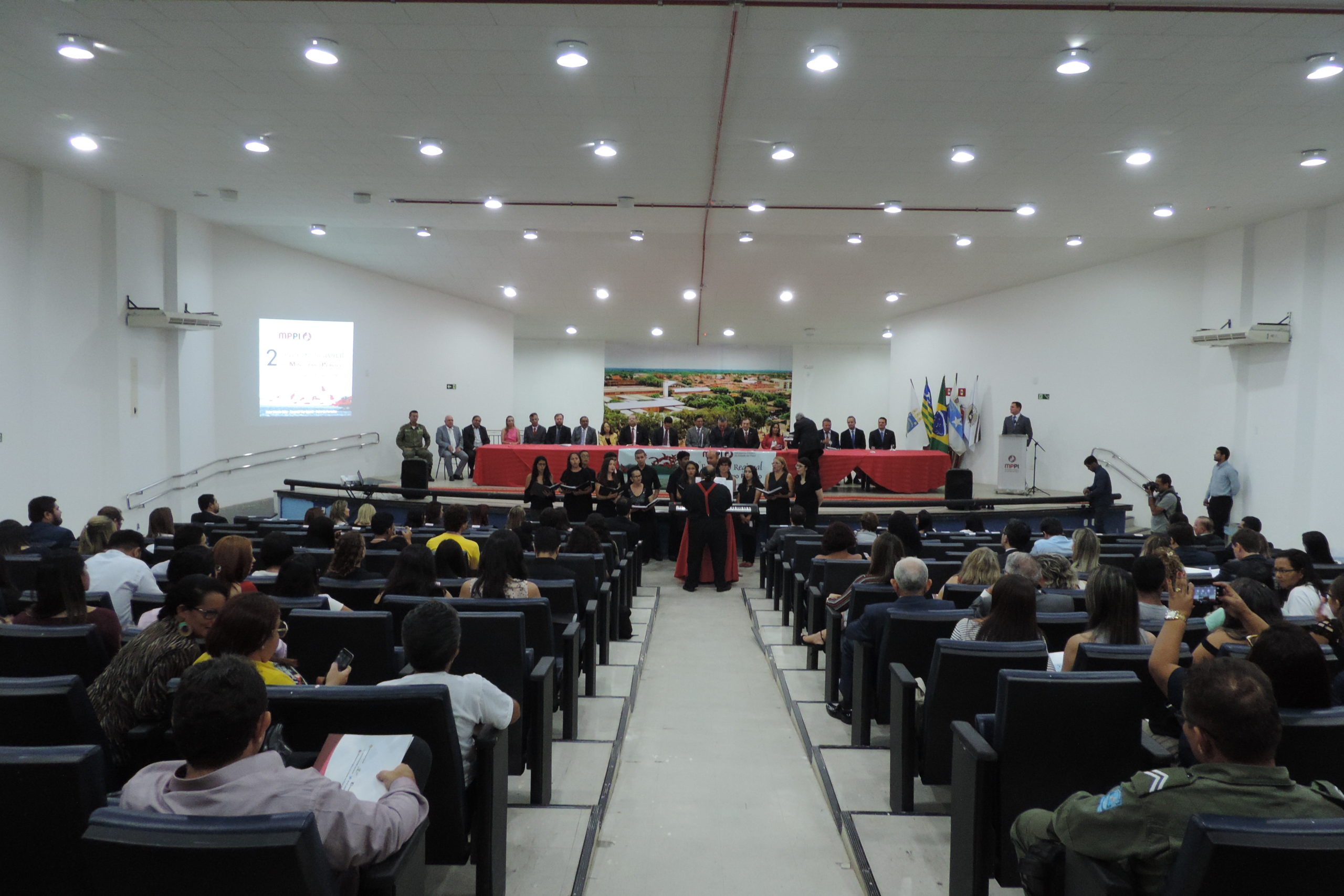 Pessoas sentadas em auditório 