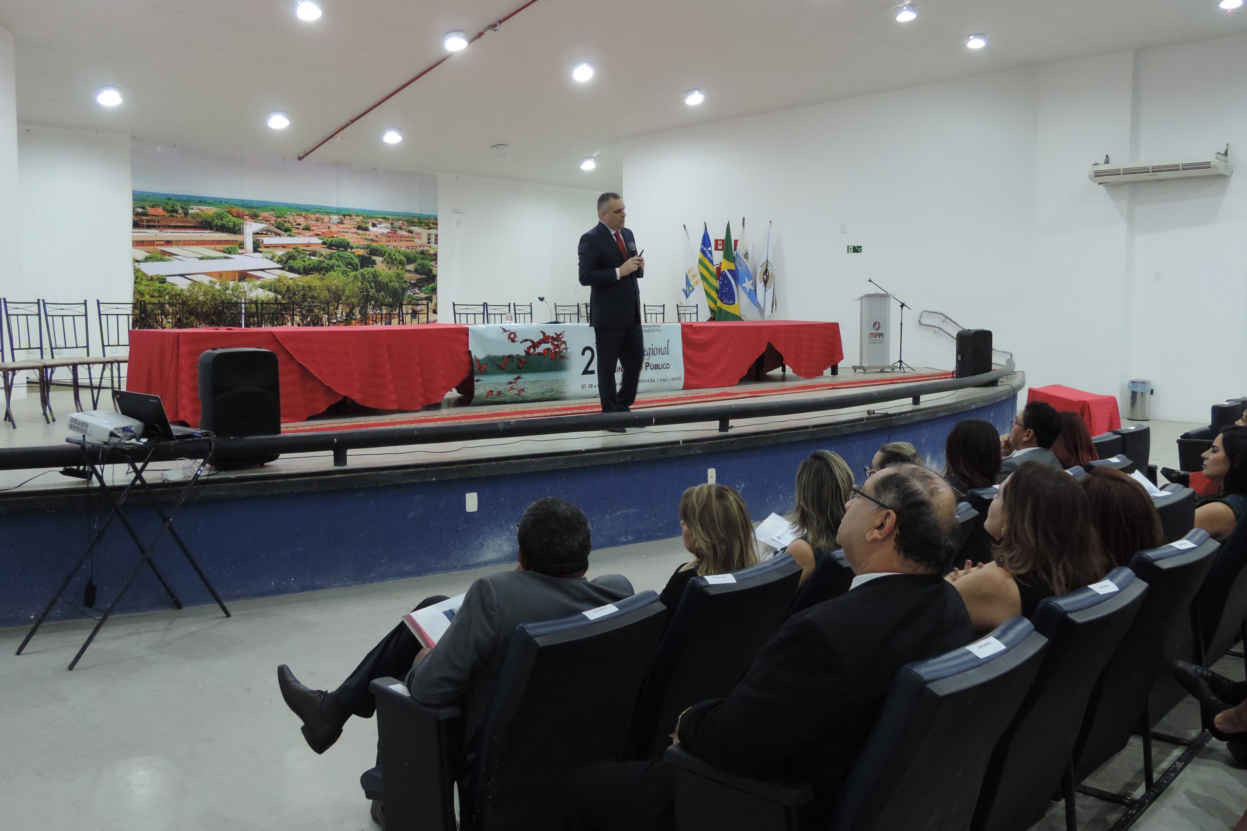 Pessoas em auditório