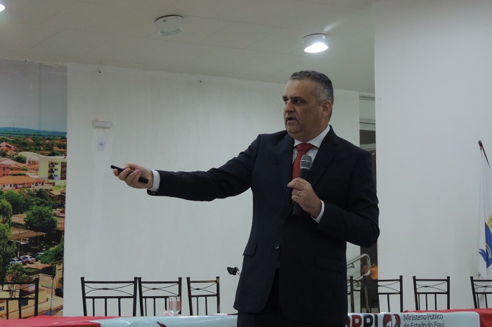 Pessoa de pé falando 