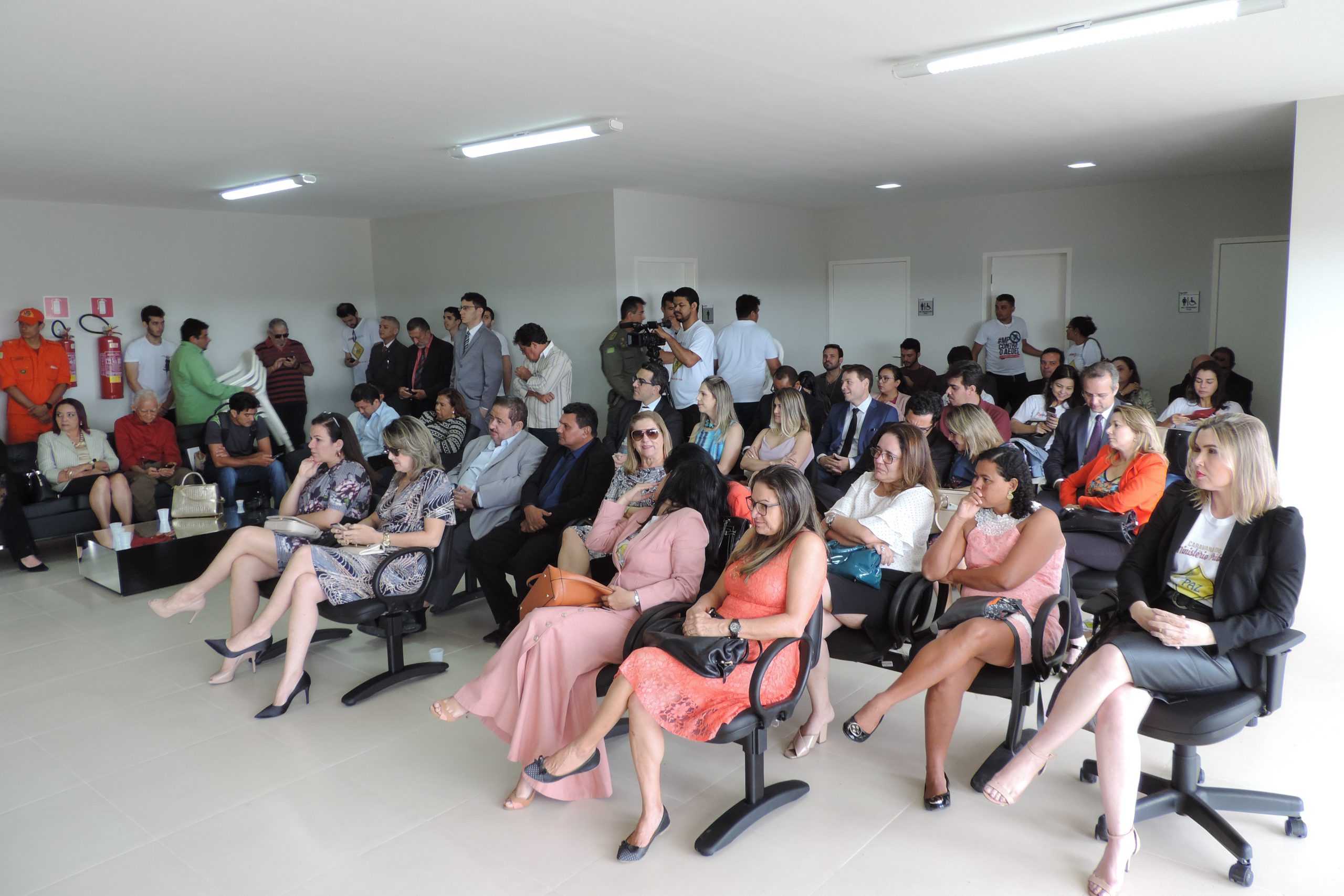 Pessoas sentadas 