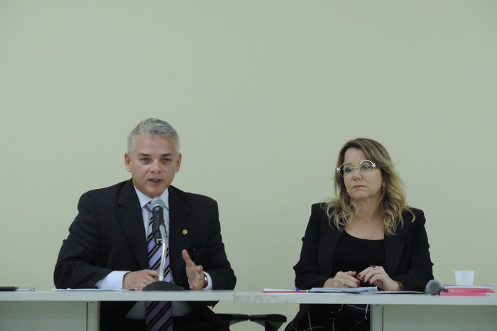 Duas pessoas sentadas falando 