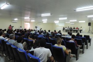 Pessoas sentadas em auditório