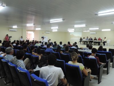 Pessoas sentadas em auditório