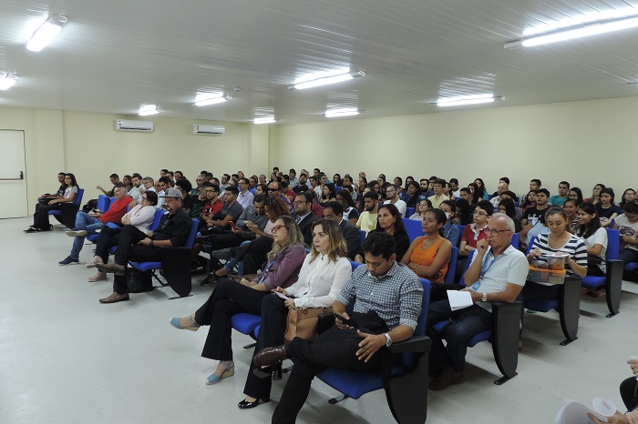 Pessoas sentadas em auditório 