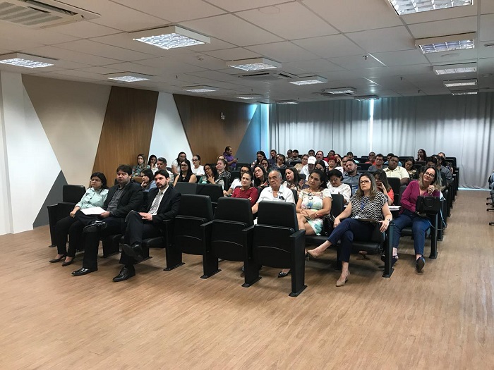 Pessoas sentadas em auditório 