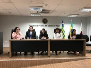 Pessoas sentadas em uma mesa