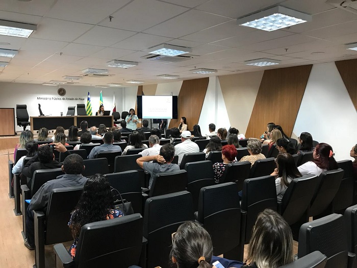 Pessoas sentadas em auditório 