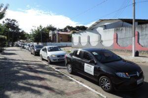 Carros estacionados na praça Mandu Ladim de Parnaíba