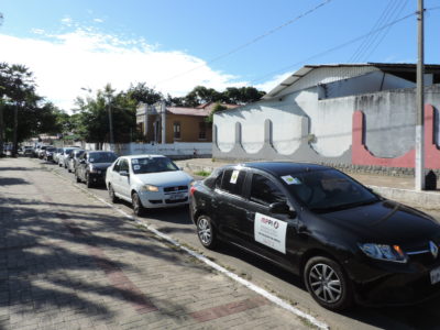 Carros estacionados na praça Mandu Ladim de Parnaíba