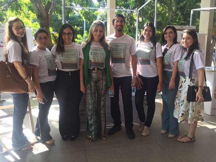Pessoas de pé sorrindo 
