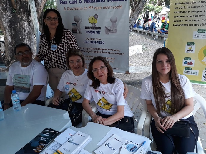 Pessoas sentadas 
