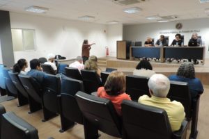 Pessoas sentadas em auditório