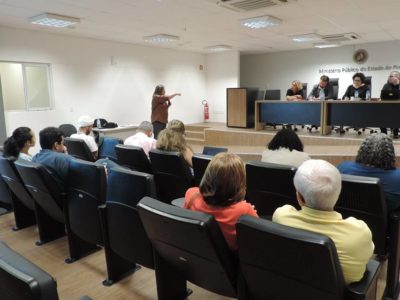 Pessoas sentadas em auditório