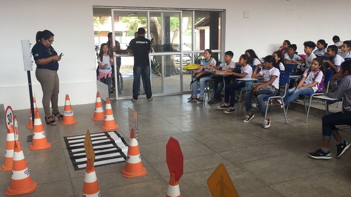 Pessoas sentadas em auditório 