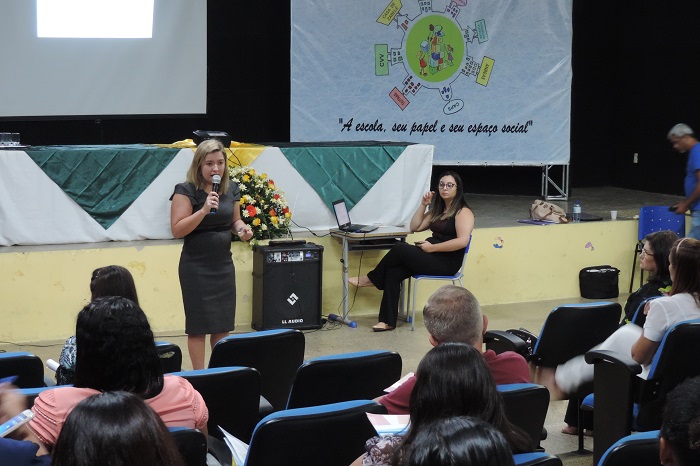 Pessoas sentadas em auditório 