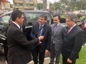 Pessoas de pé sorrindo