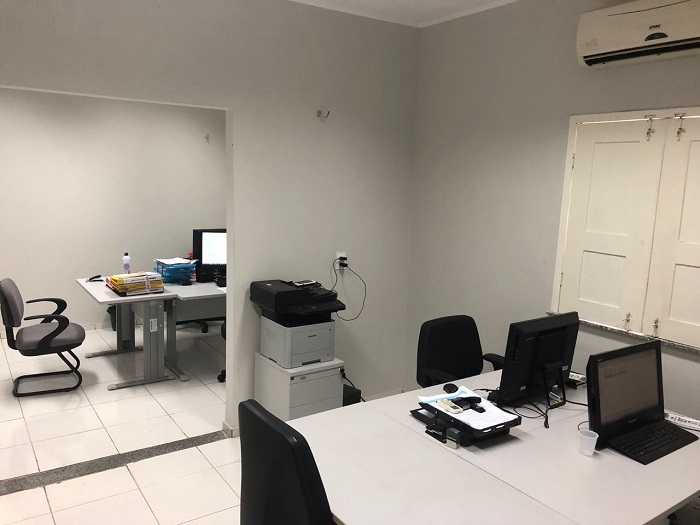 Sala com mesas, computadores e cadeiras