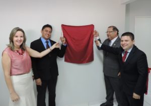 Pessoas descerrando a placa de inauguração de José de Freitas