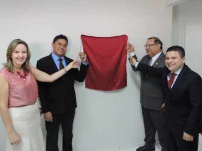Pessoas descerrando a placa de inauguração de José de Freitas