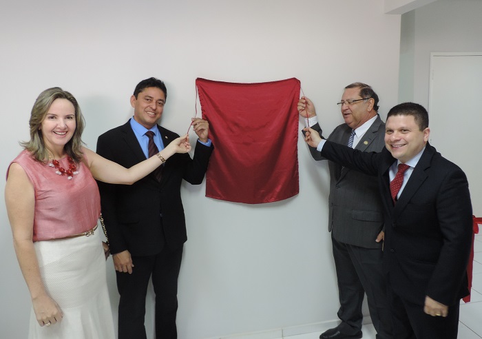 Pessoas descerrando a placa de inauguração de José de Freitas