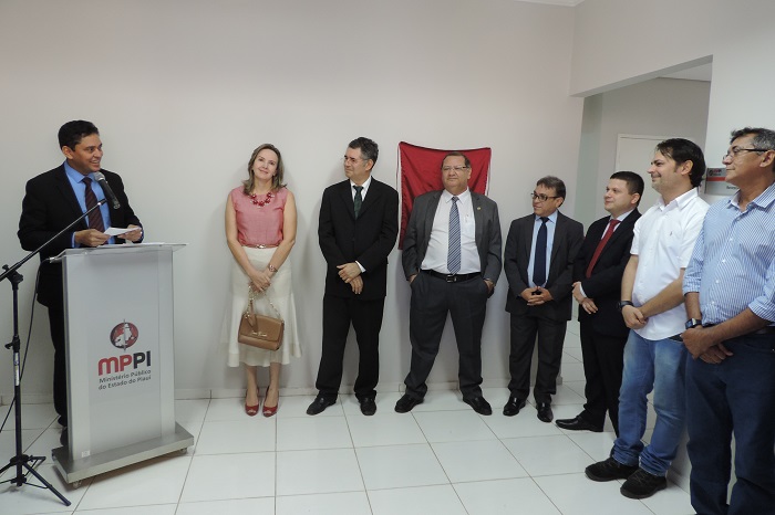 Pessoas de pé sorrindo 