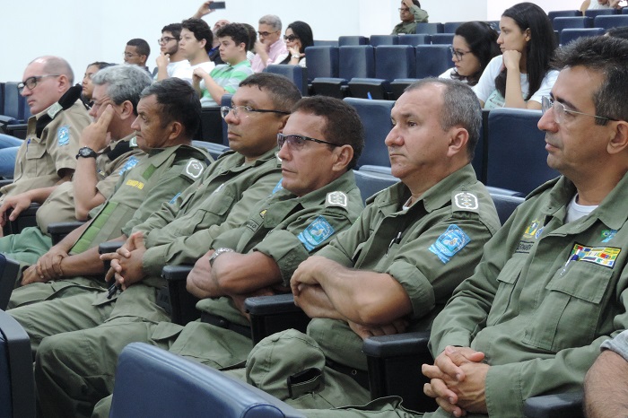 Pessoas sentadas em auditório 