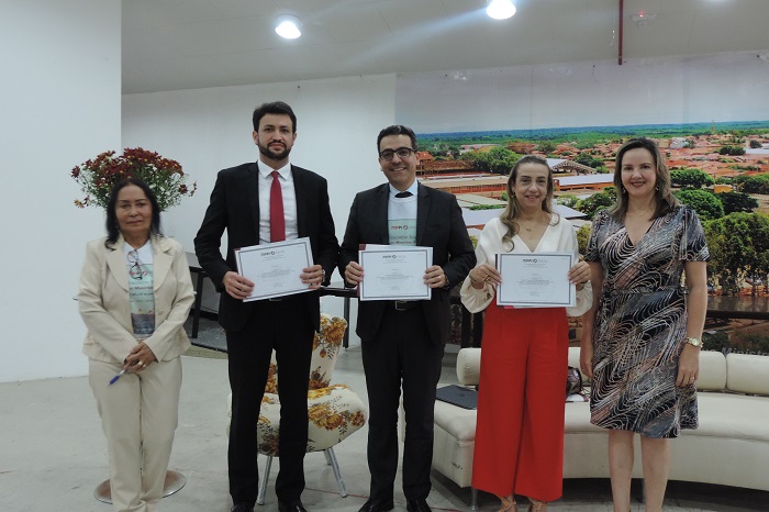 Pessoas de pé sorrindo 