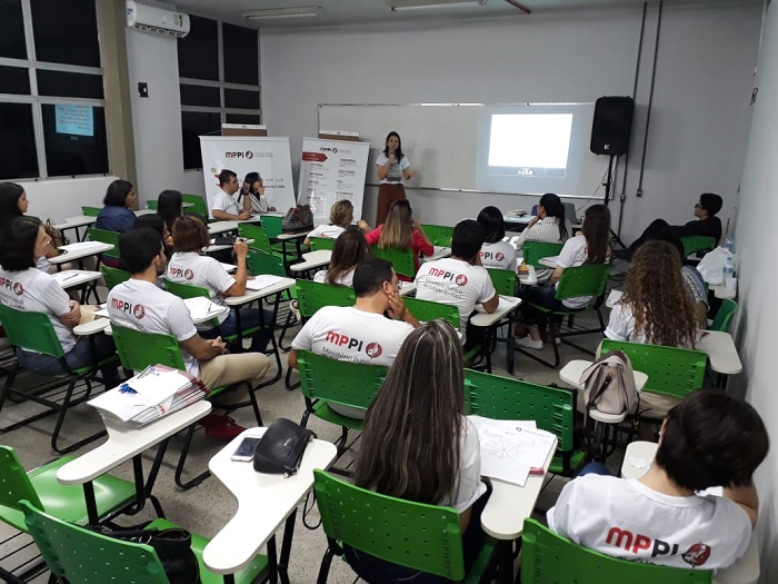 Pessoas sentadas em sala de aula 