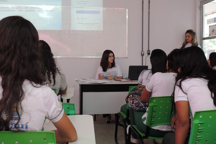 Pessoas sentadas em sala de aula 