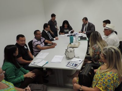 Pessoas sentadas em volta de uma mesa