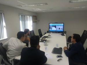 Pessoas sentadas em volta de uma mesa