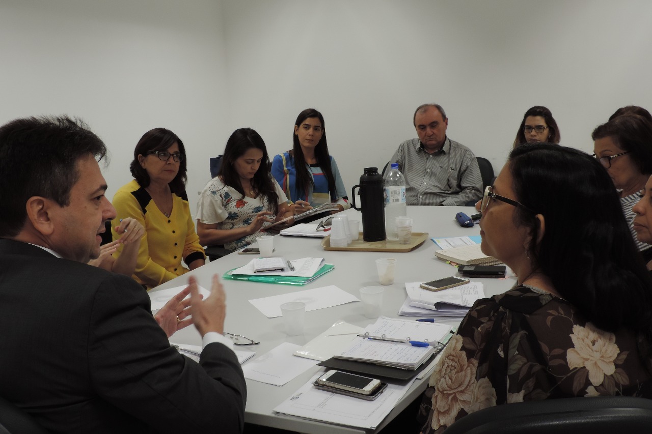 Pessoas sentadas em auditório 