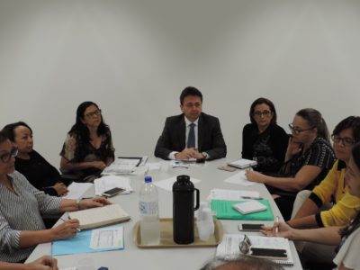 Pessoas sentadas em auditório