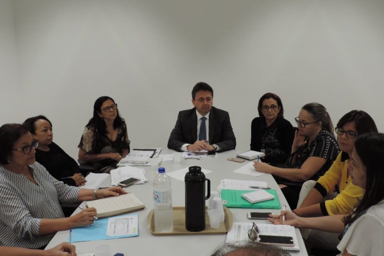 Pessoas sentadas em auditório