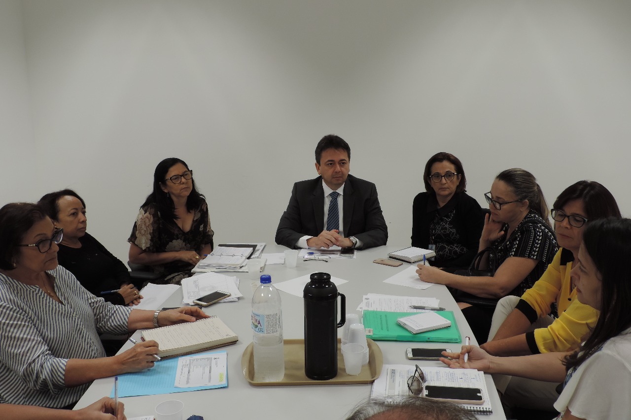 Pessoas sentadas em auditório 