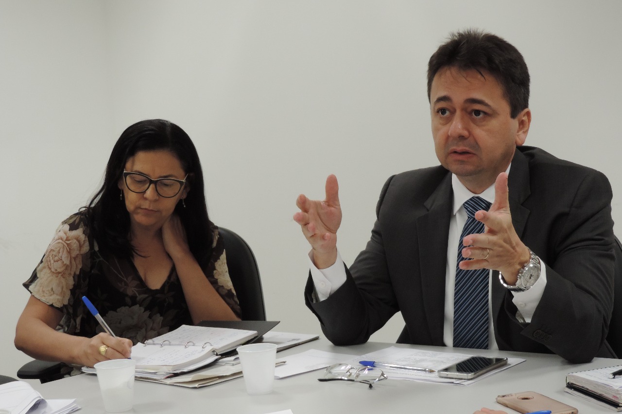 Homem conversando com pessoas 