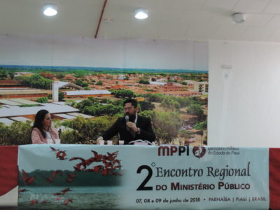 Pessoas sentadas em auditório
