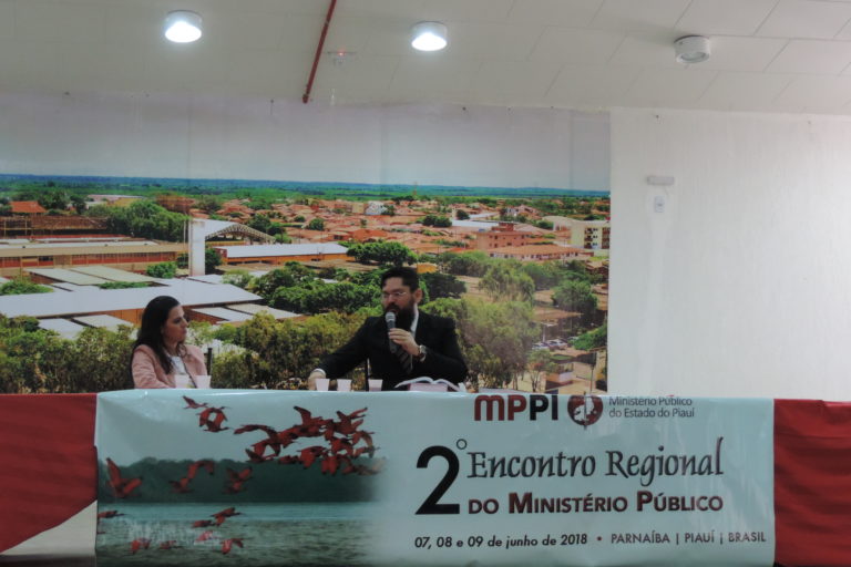 Pessoas sentadas em auditório
