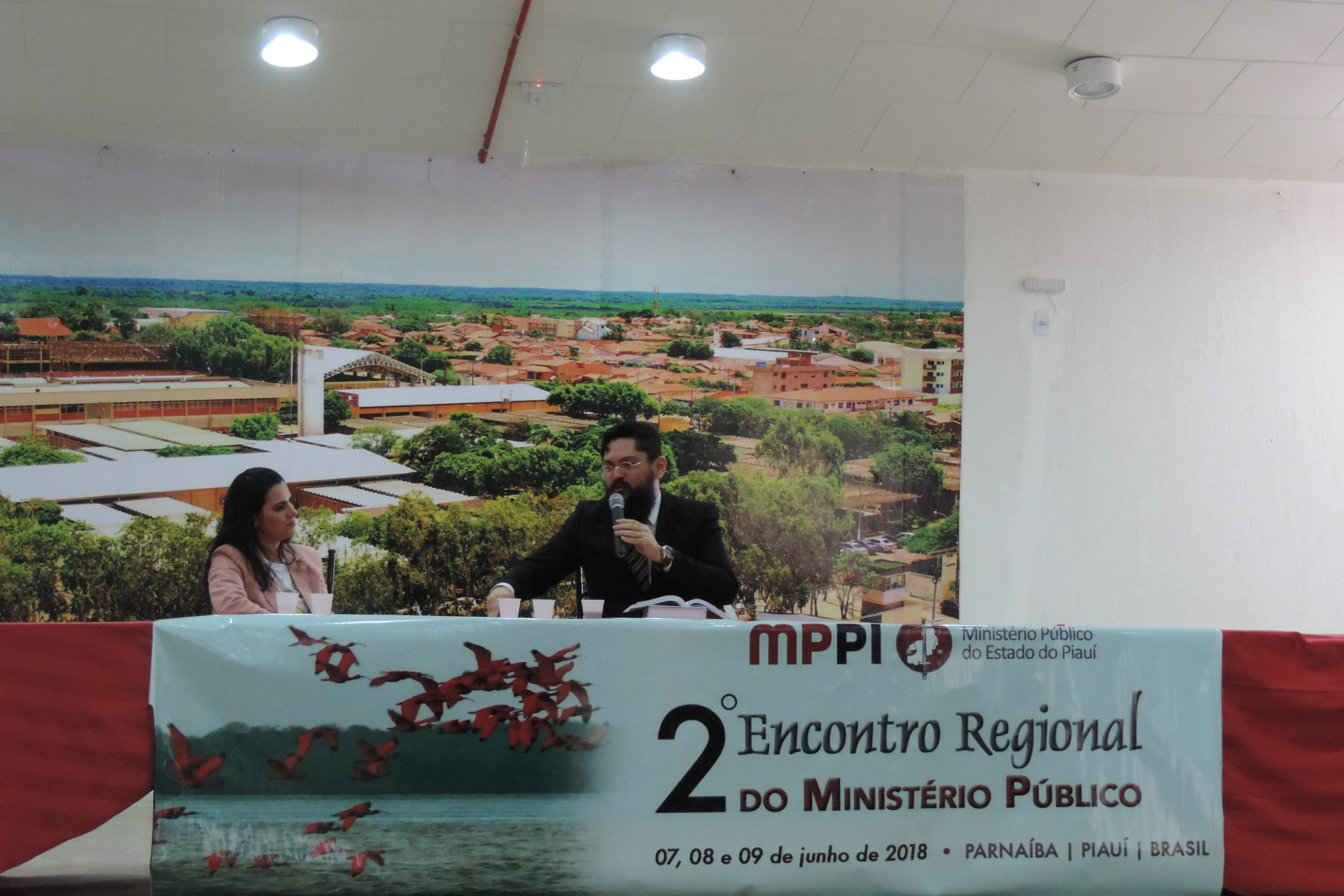 Pessoas sentadas em auditório 