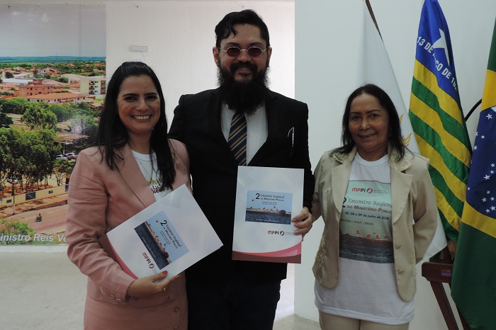 Pessoas de pé sorrindo 