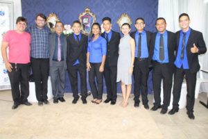 Pessoas de pé sorrindo