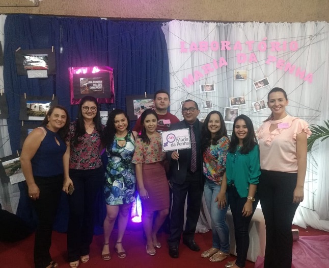 Pessoas de pé sorrindo 