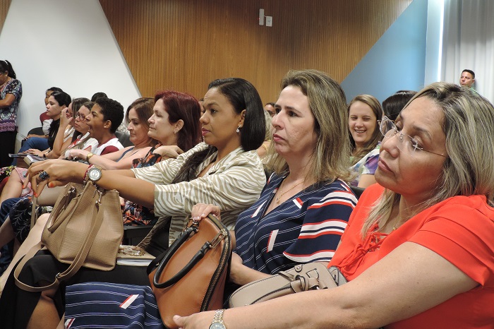Pessoas sentadas em auditório 