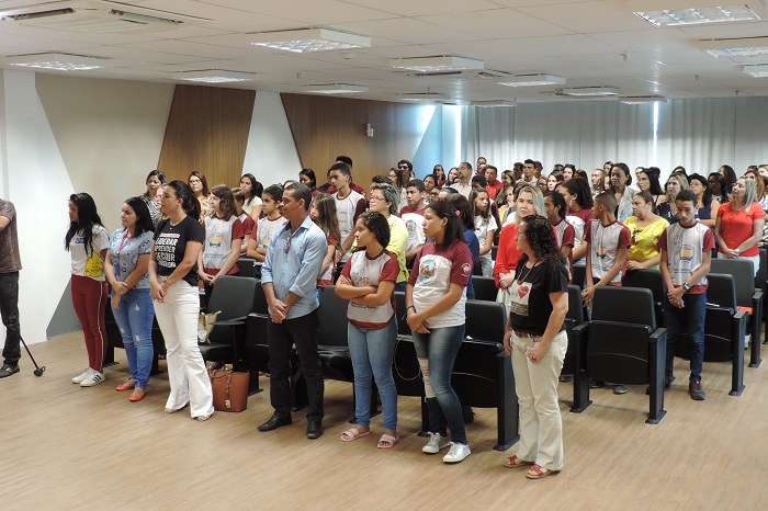 Pessoas de pé em auditório 