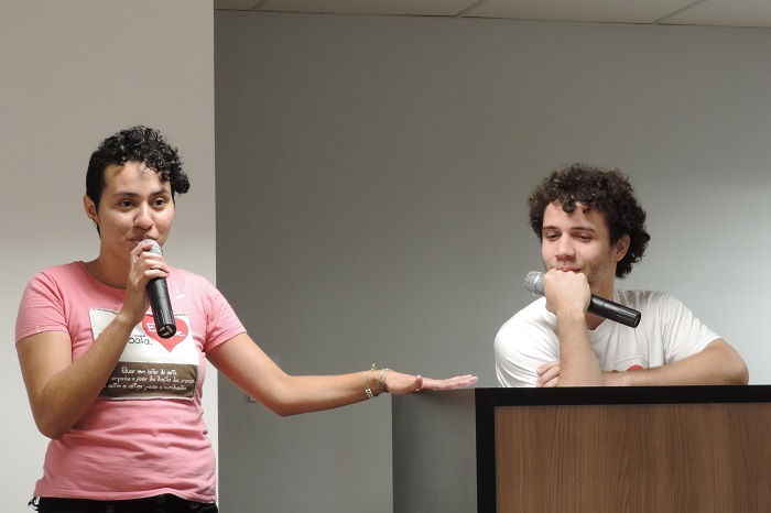 Duas pessoas falando 