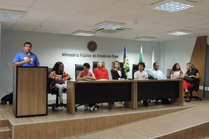 Pessoas sentadas em uma mesa 