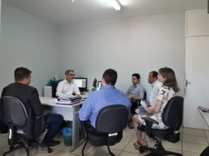 pessoas em volta de mesa