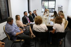 pessoas em volta de uma mesa